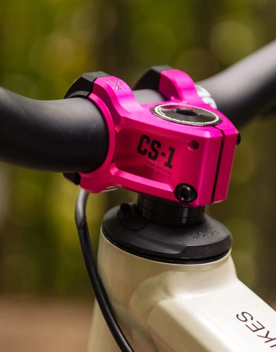 LOOSE RIDERS nosilec krmila CS-1, Pink/black
