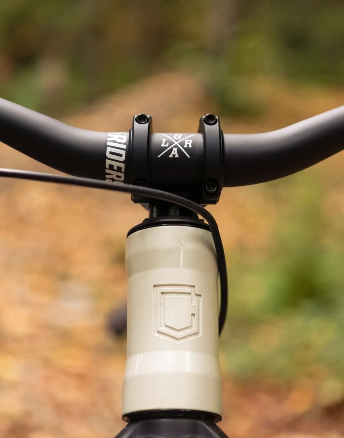 LOOSE RIDERS nosilec krmila CS-1, Black/White