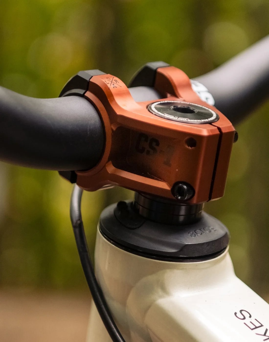 LOOSE RIDERS nosilec krmila CS-1, Bronze/Black